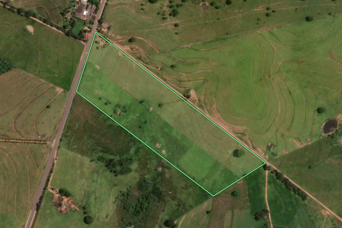 Imagem de satélite do imóvel rural em Osvaldo Cruz (SP), com o contorno declarado no CAR desenhado por cima.