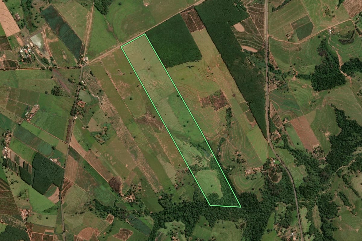 Imagem de satélite do imóvel rural em Osvaldo Cruz (SP), com o contorno declarado no CAR desenhado por cima.