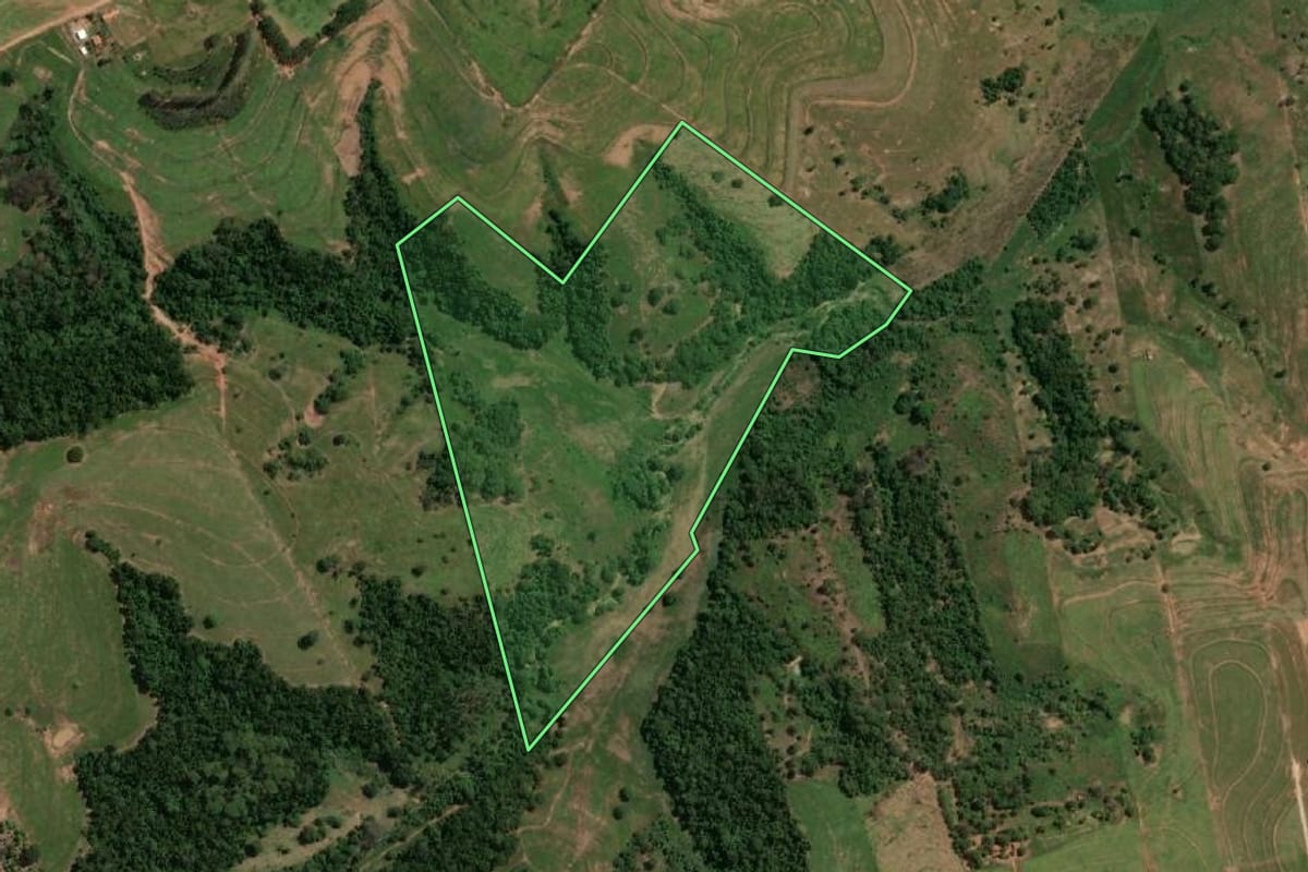 Imagem de satélite do imóvel rural em Osvaldo Cruz (SP), com o contorno declarado no CAR desenhado por cima.
