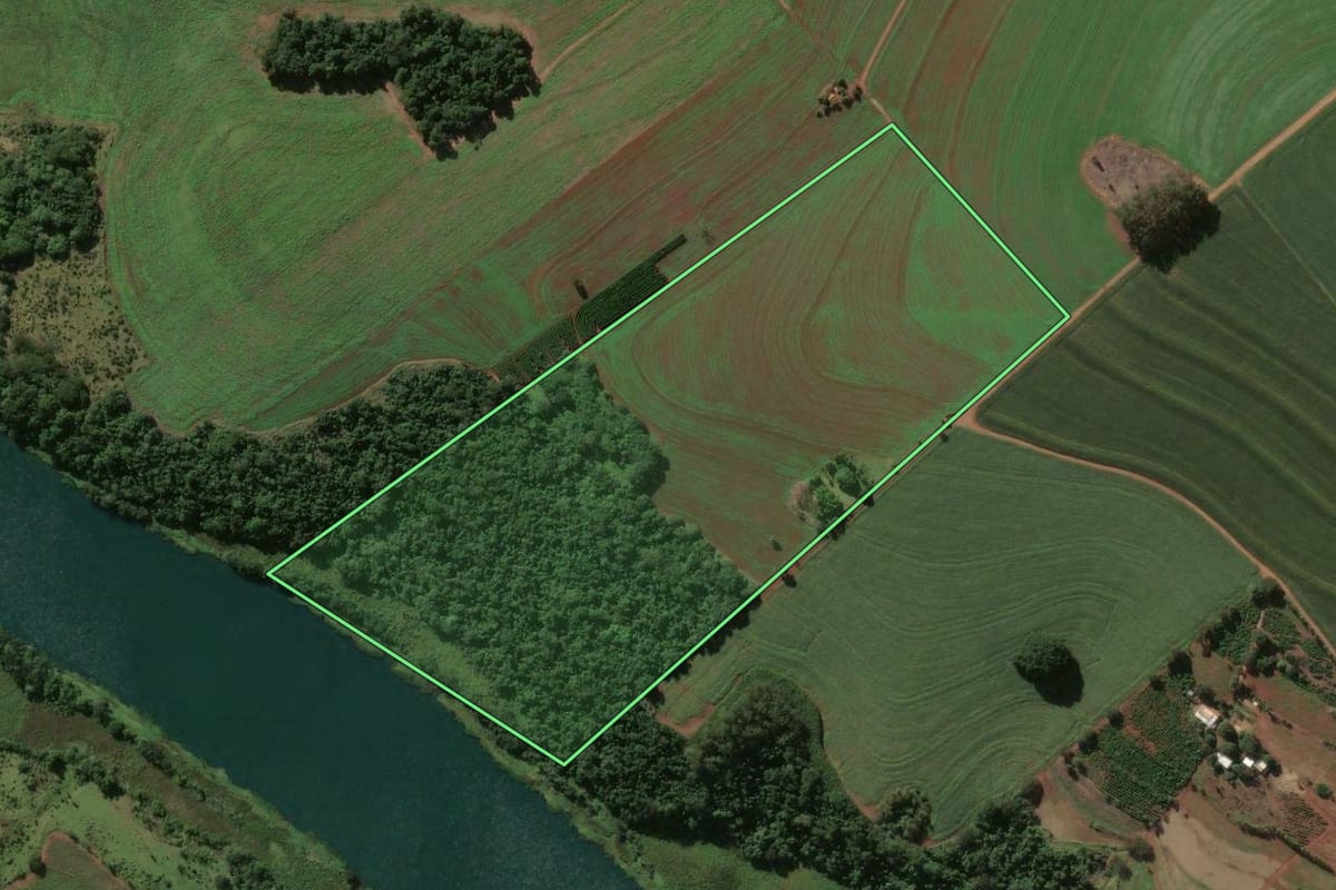 Imagem de satélite do imóvel rural em Ourinhos (SP), com o contorno declarado no CAR desenhado por cima.