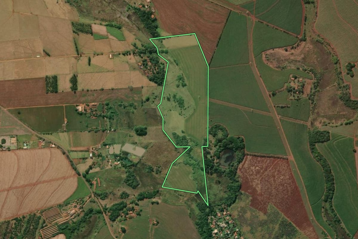 Imagem de satélite do imóvel rural em Ourinhos (SP), com o contorno declarado no CAR desenhado por cima.