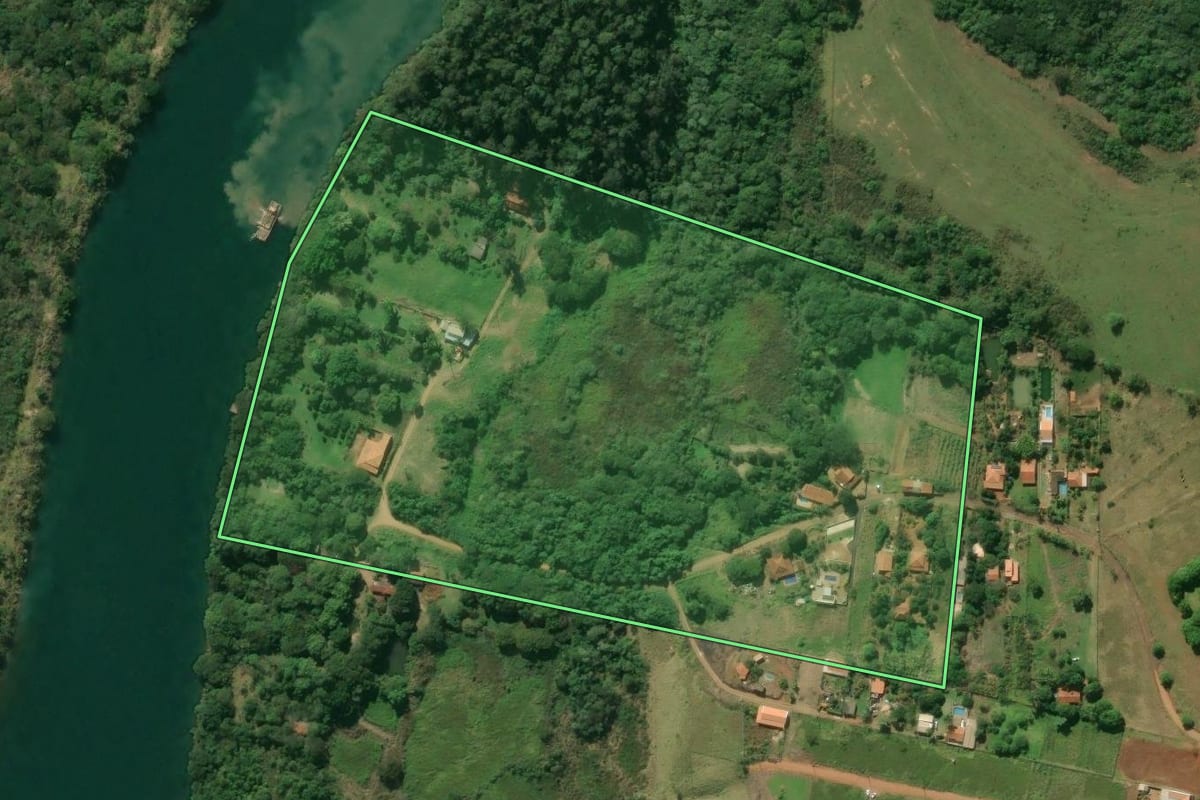 Imagem de satélite do imóvel rural em Ourinhos (SP), com o contorno declarado no CAR desenhado por cima.