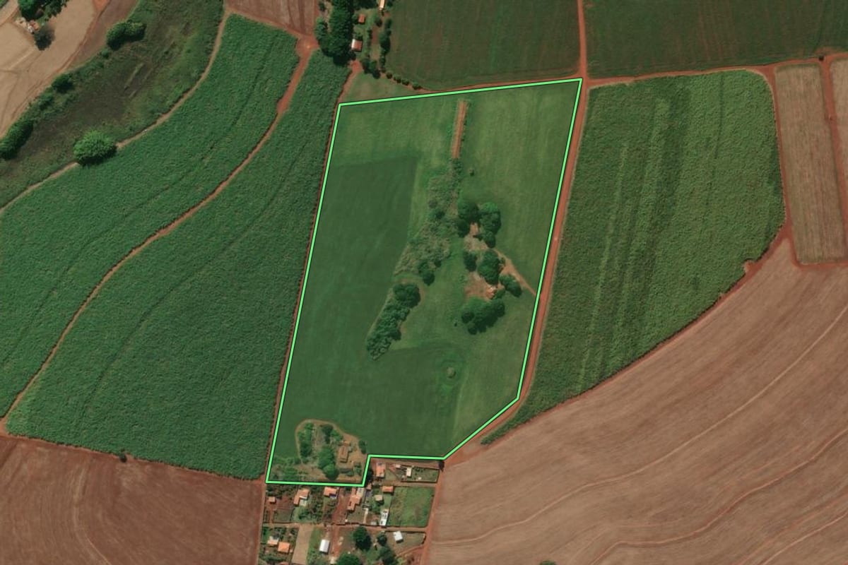 Imagem de satélite do imóvel rural em Ourinhos (SP), com o contorno declarado no CAR desenhado por cima.