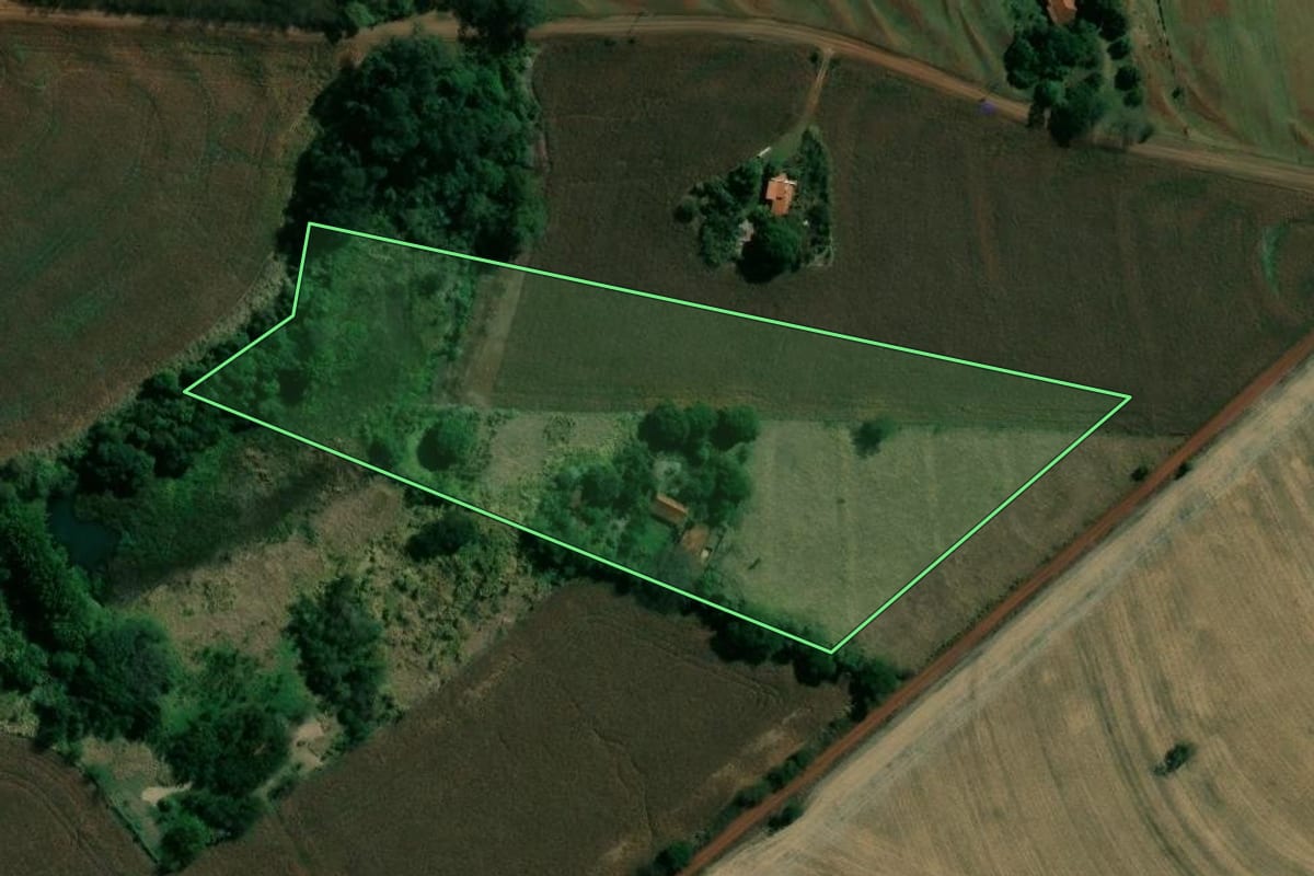 Imagem de satélite do imóvel rural em Ourinhos (SP), com o contorno declarado no CAR desenhado por cima.