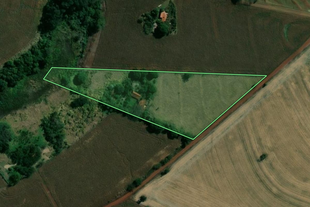 Imagem de satélite do imóvel rural em Ourinhos (SP), com o contorno declarado no CAR desenhado por cima.