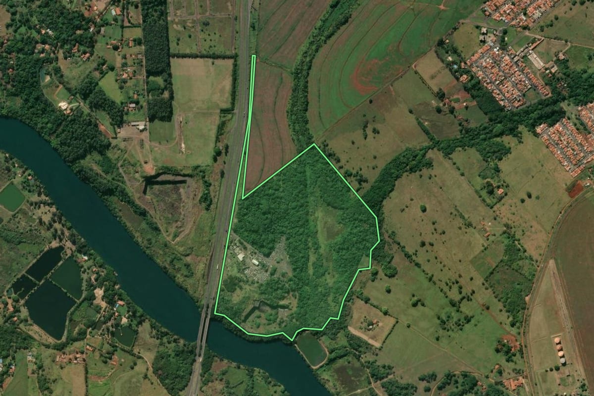Imagem de satélite do imóvel rural em Ourinhos (SP), com o contorno declarado no CAR desenhado por cima.