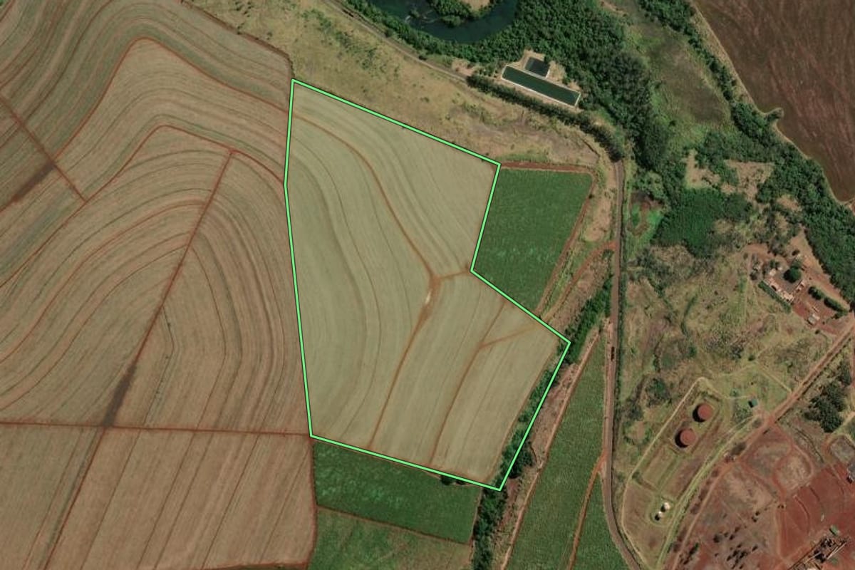 Imagem de satélite do imóvel rural em Ourinhos (SP), com o contorno declarado no CAR desenhado por cima.