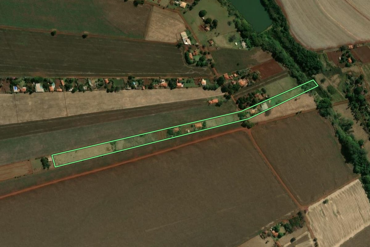 Imagem de satélite do imóvel rural em Ourinhos (SP), com o contorno declarado no CAR desenhado por cima.