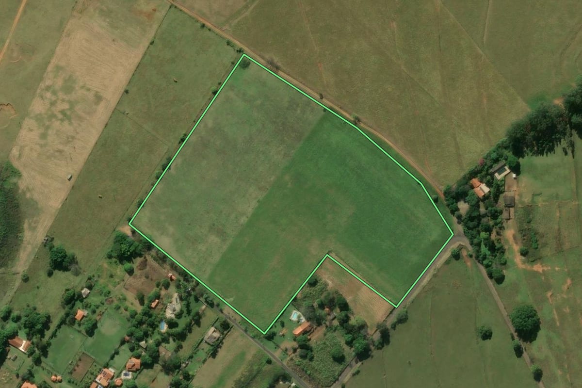 Imagem de satélite do imóvel rural em Ourinhos (SP), com o contorno declarado no CAR desenhado por cima.