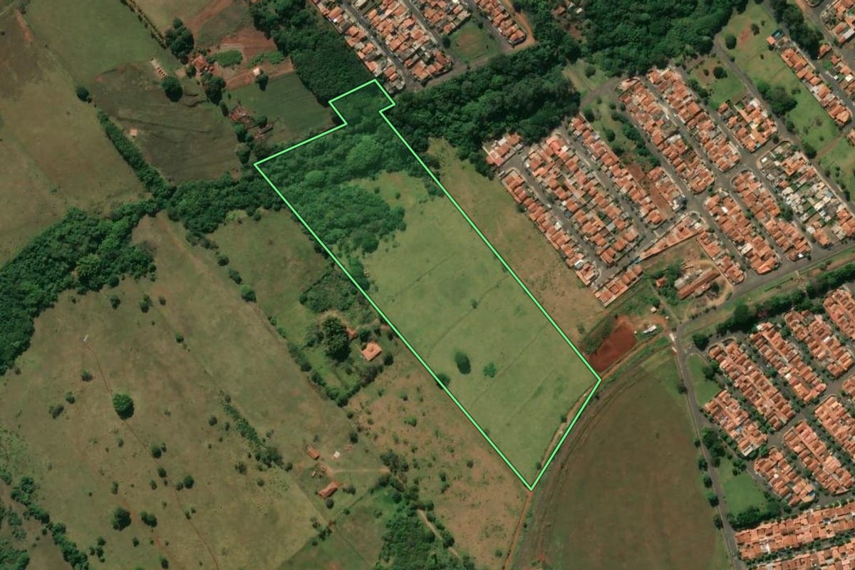 Imagem de satélite do imóvel rural em Ourinhos (SP), com o contorno declarado no CAR desenhado por cima.