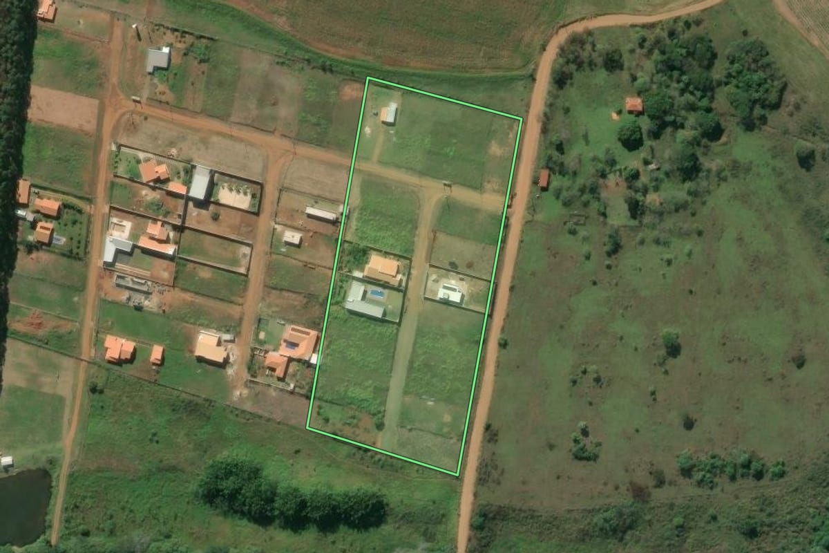Imagem de satélite do imóvel rural em Ourinhos (SP), com o contorno declarado no CAR desenhado por cima.
