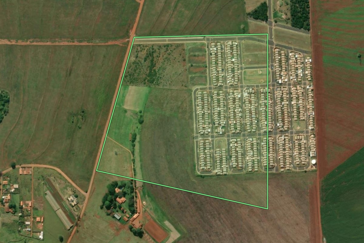Imagem de satélite do imóvel rural em Ourinhos (SP), com o contorno declarado no CAR desenhado por cima.
