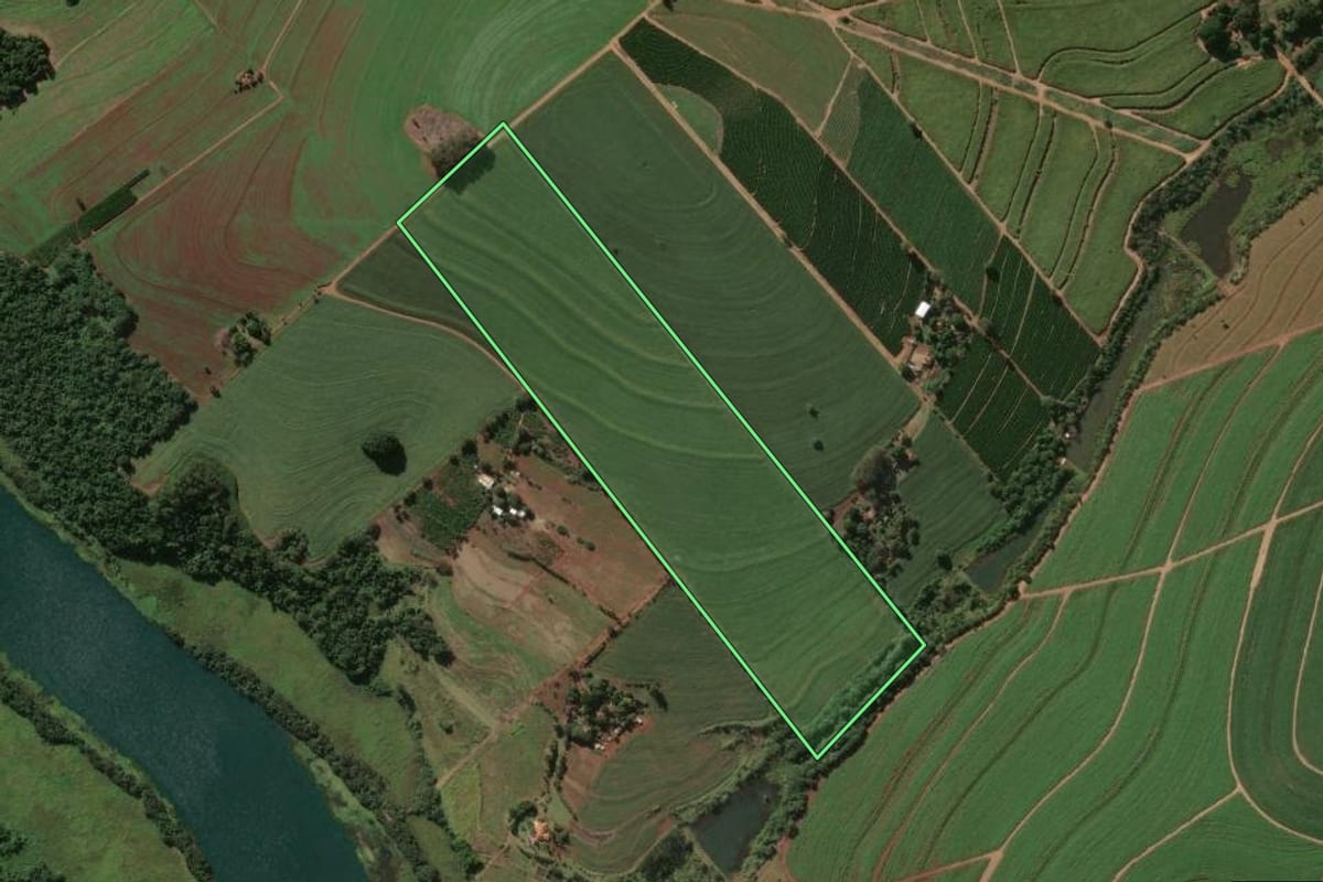 Imagem de satélite do imóvel rural em Ourinhos (SP), com o contorno declarado no CAR desenhado por cima.
