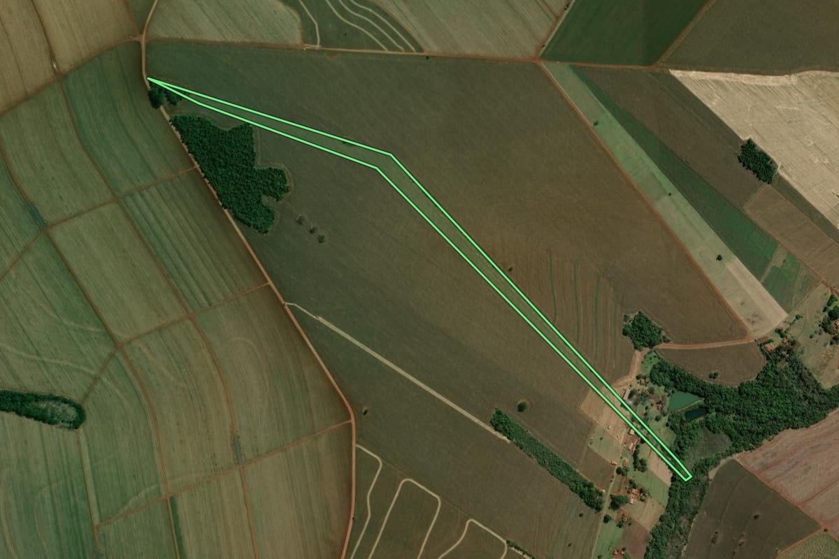 Imagem de satélite do imóvel rural em Ourinhos (SP), com o contorno declarado no CAR desenhado por cima.