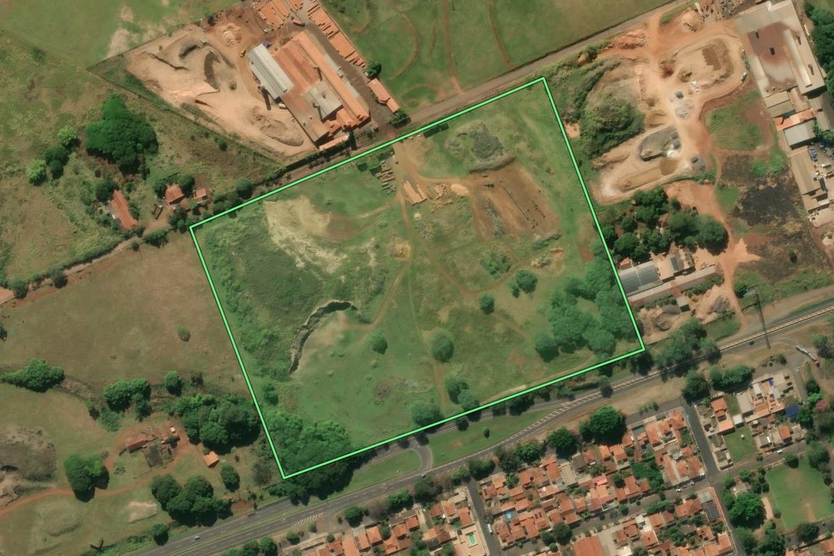 Imagem de satélite do imóvel rural em Ourinhos (SP), com o contorno declarado no CAR desenhado por cima.