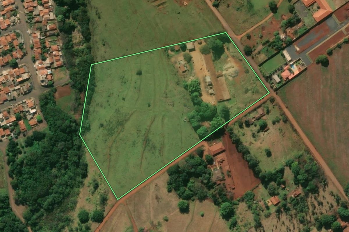 Imagem de satélite do imóvel rural em Ourinhos (SP), com o contorno declarado no CAR desenhado por cima.