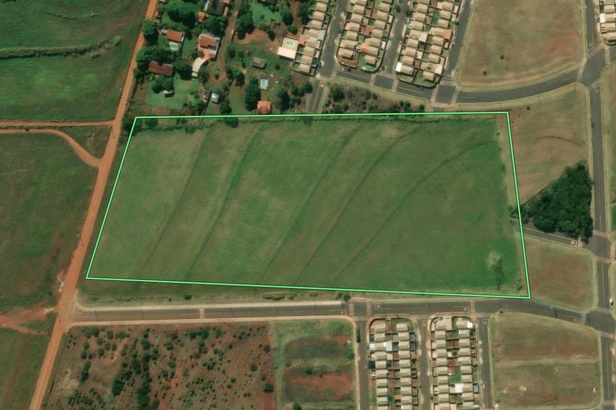 Imagem de satélite do imóvel rural em Ourinhos (SP), com o contorno declarado no CAR desenhado por cima.