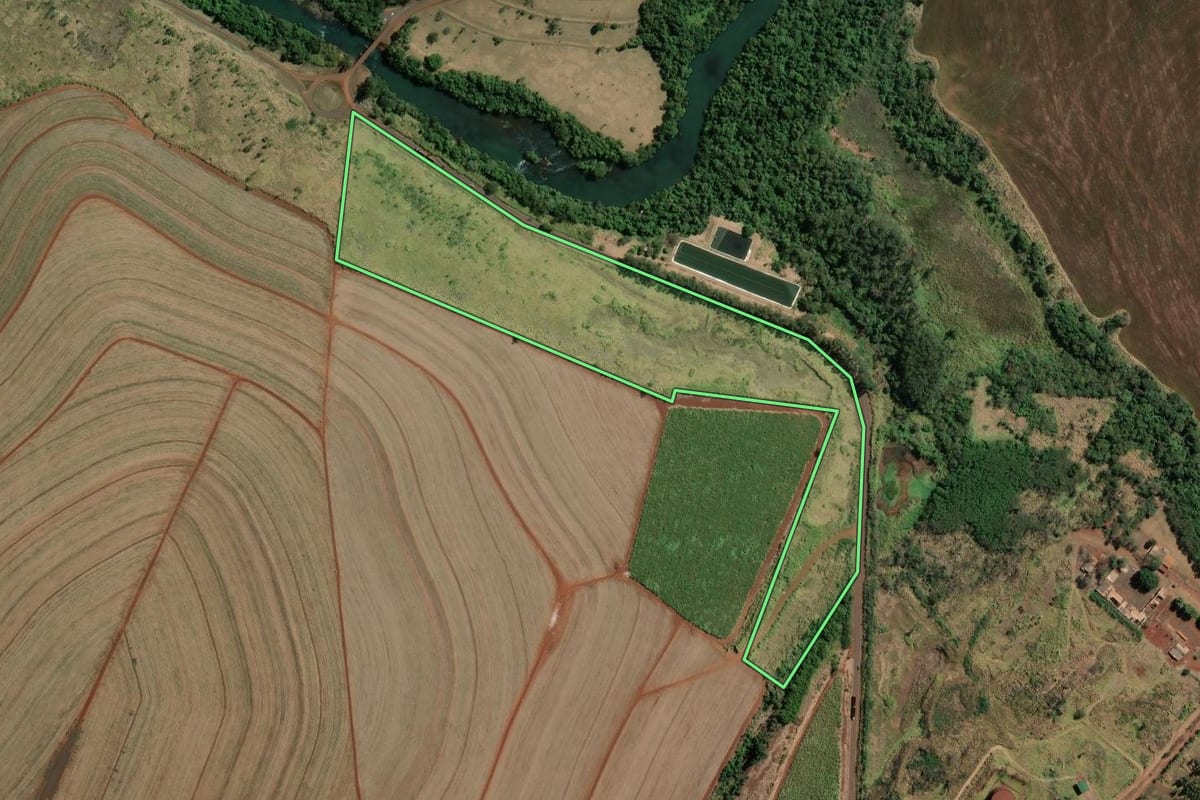 Imagem de satélite do imóvel rural em Ourinhos (SP), com o contorno declarado no CAR desenhado por cima.