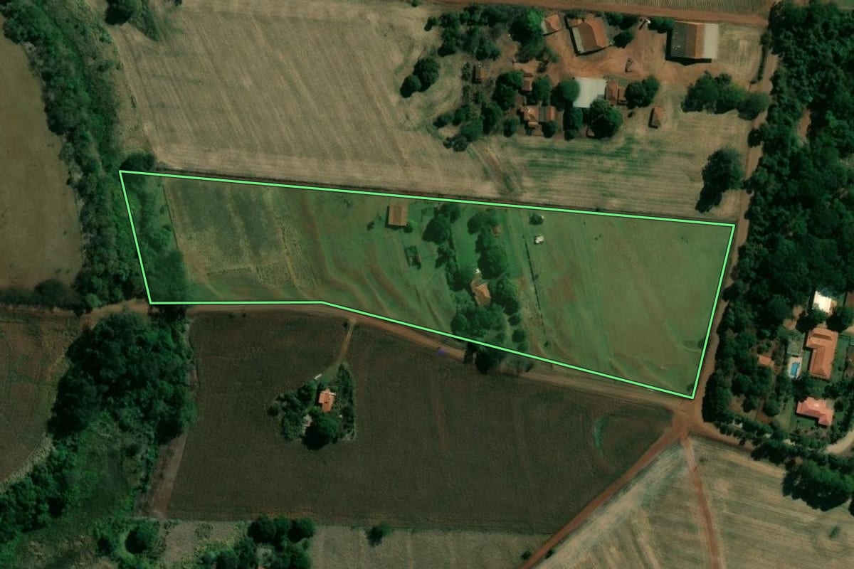 Imagem de satélite do imóvel rural em Ourinhos (SP), com o contorno declarado no CAR desenhado por cima.