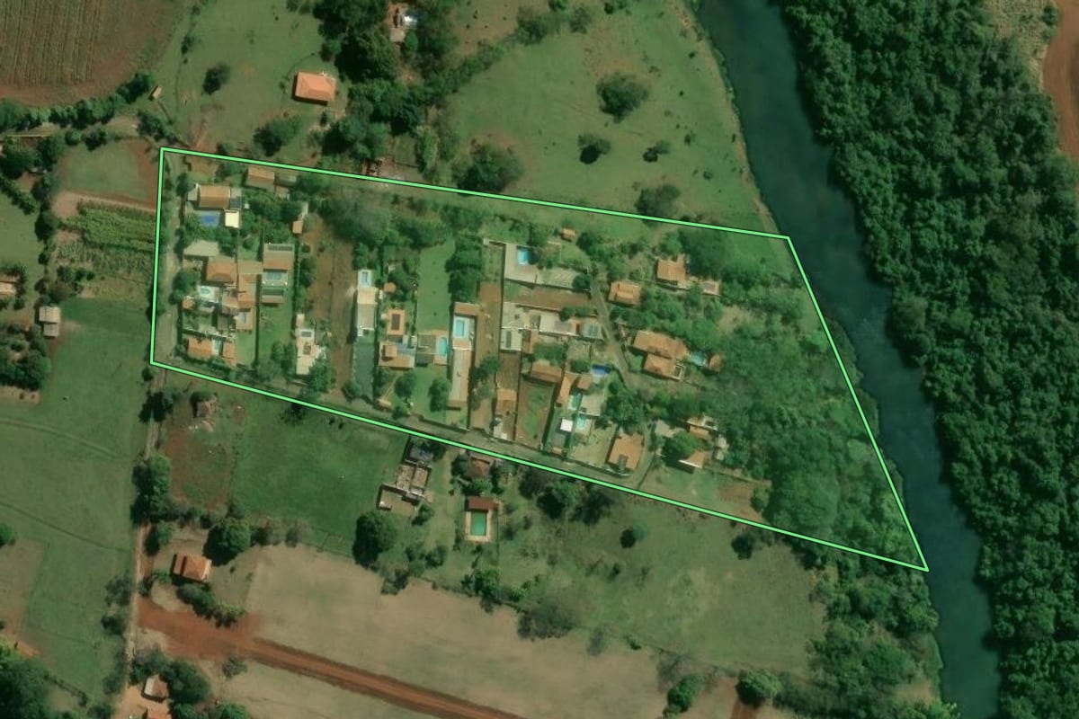 Imagem de satélite do imóvel rural em Ourinhos (SP), com o contorno declarado no CAR desenhado por cima.