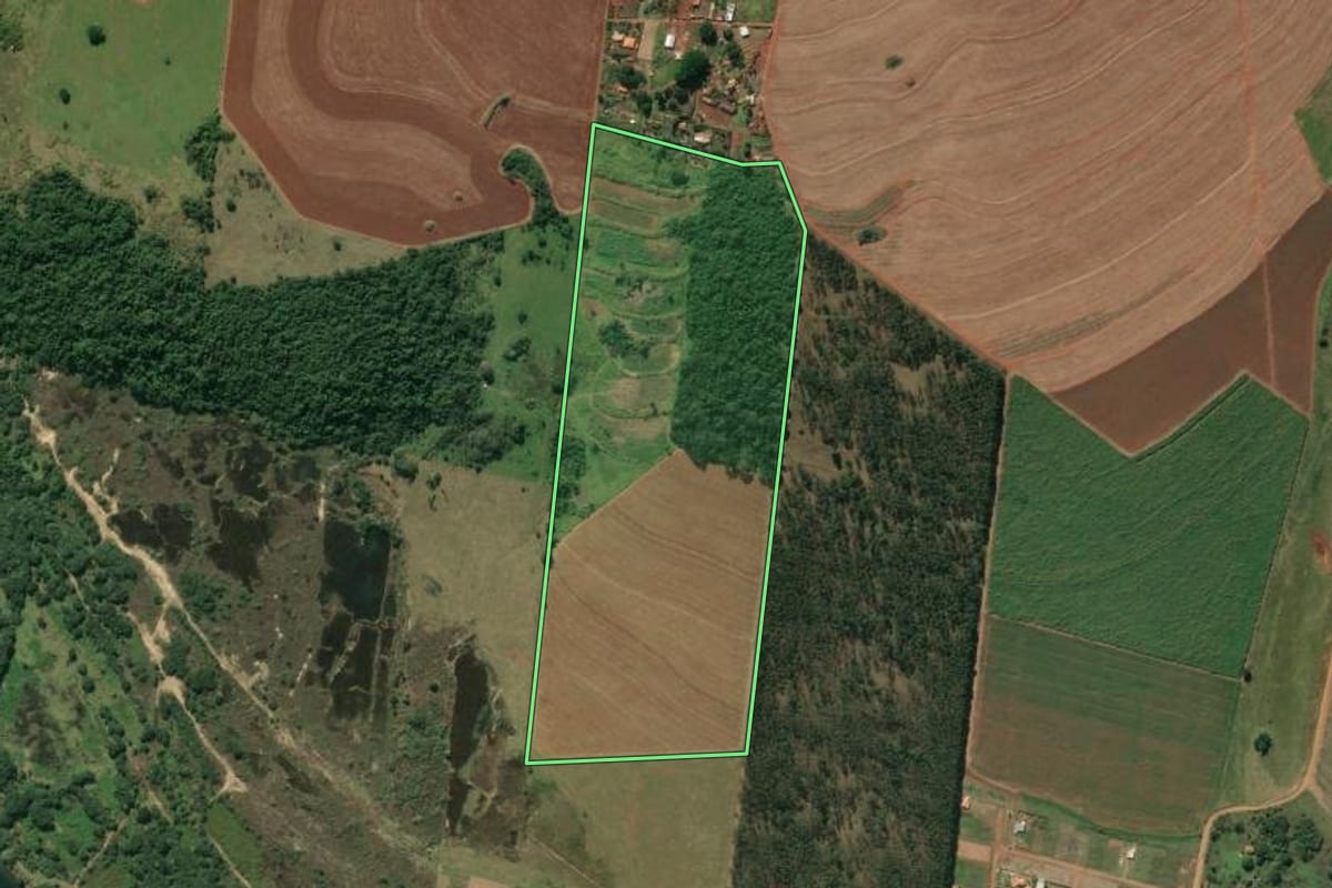 Imagem de satélite do imóvel rural em Ourinhos (SP), com o contorno declarado no CAR desenhado por cima.