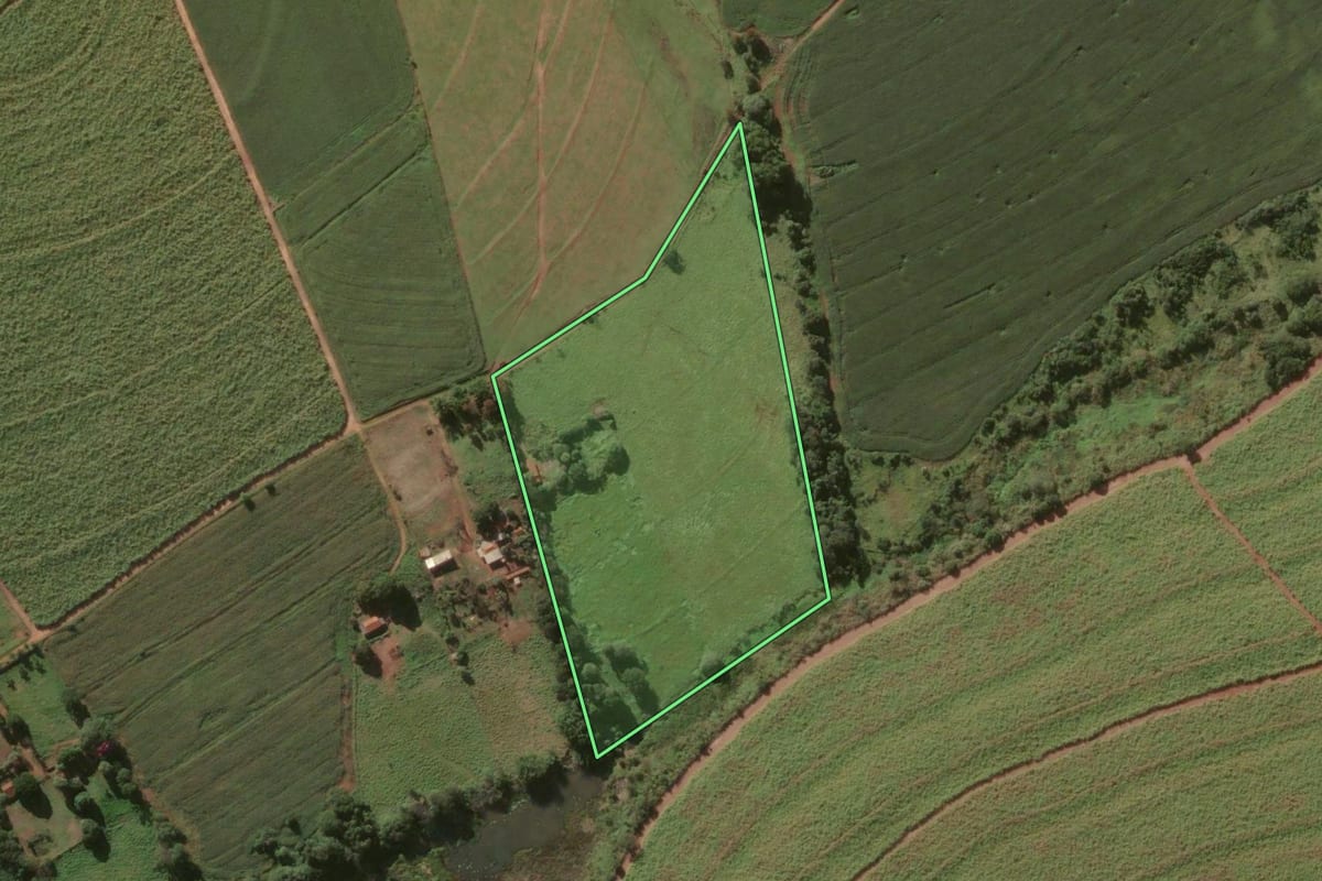 Imagem de satélite do imóvel rural em Ourinhos (SP), com o contorno declarado no CAR desenhado por cima.