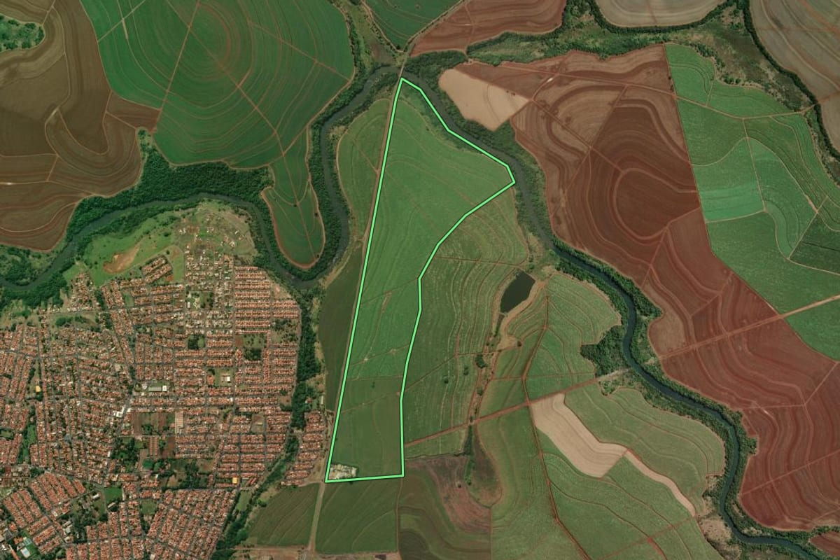 Imagem de satélite do imóvel rural em Ourinhos (SP), com o contorno declarado no CAR desenhado por cima.