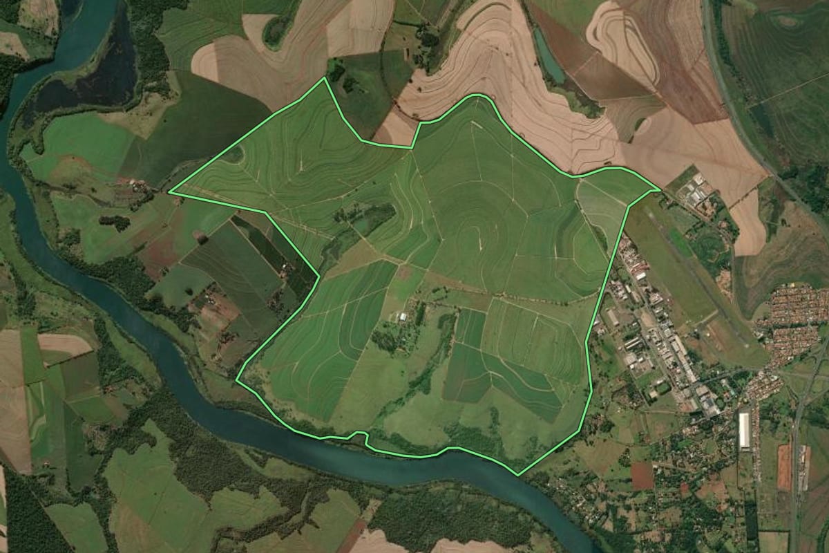 Imagem de satélite do imóvel rural em Ourinhos (SP), com o contorno declarado no CAR desenhado por cima.