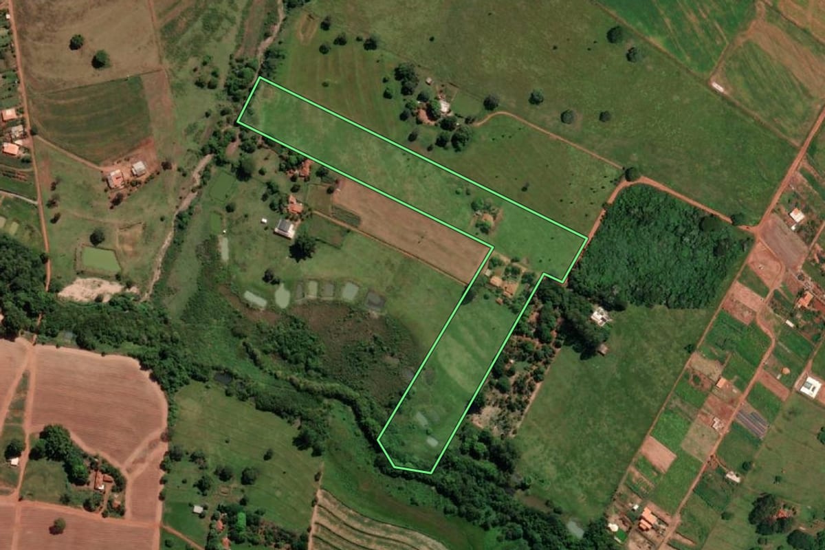 Imagem de satélite do imóvel rural em Ouroeste (SP), com o contorno declarado no CAR desenhado por cima.