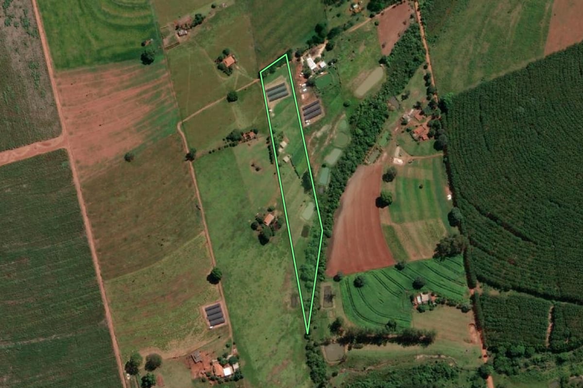 Imagem de satélite do imóvel rural em Ouroeste (SP), com o contorno declarado no CAR desenhado por cima.