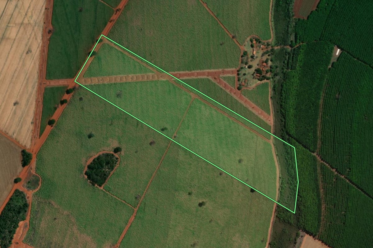 Imagem de satélite do imóvel rural em Ouroeste (SP), com o contorno declarado no CAR desenhado por cima.
