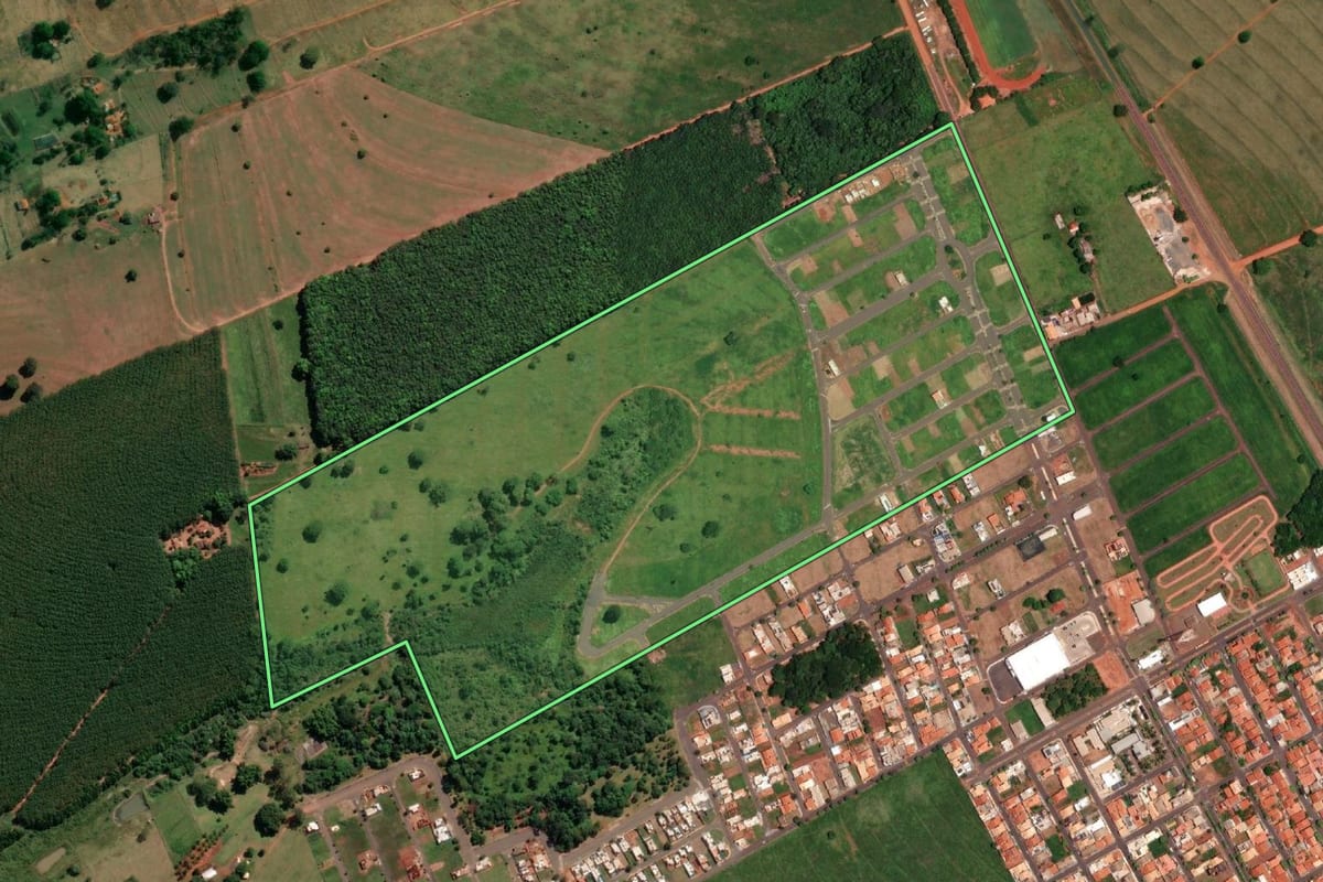 Imagem de satélite do imóvel rural em Ouroeste (SP), com o contorno declarado no CAR desenhado por cima.