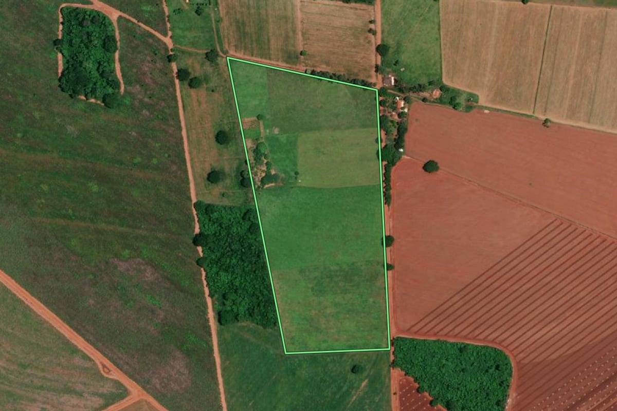 Imagem de satélite do imóvel rural em Ouroeste (SP), com o contorno declarado no CAR desenhado por cima.