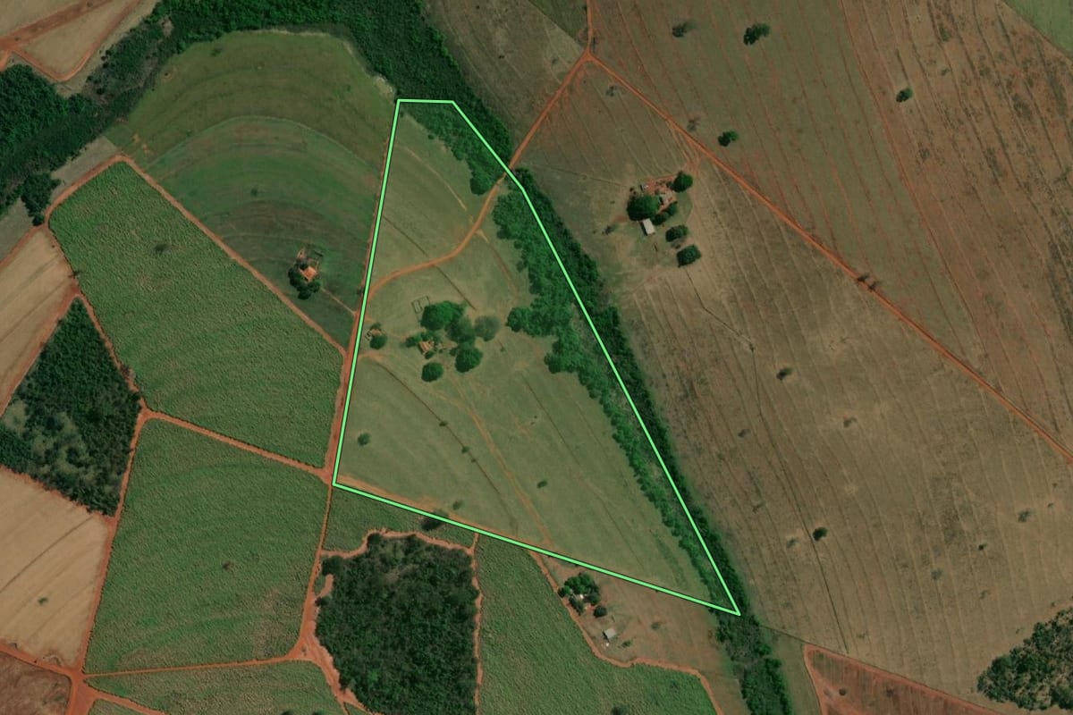 Imagem de satélite do imóvel rural em Ouroeste (SP), com o contorno declarado no CAR desenhado por cima.