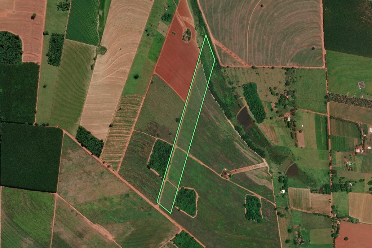 Imagem de satélite do imóvel rural em Ouroeste (SP), com o contorno declarado no CAR desenhado por cima.