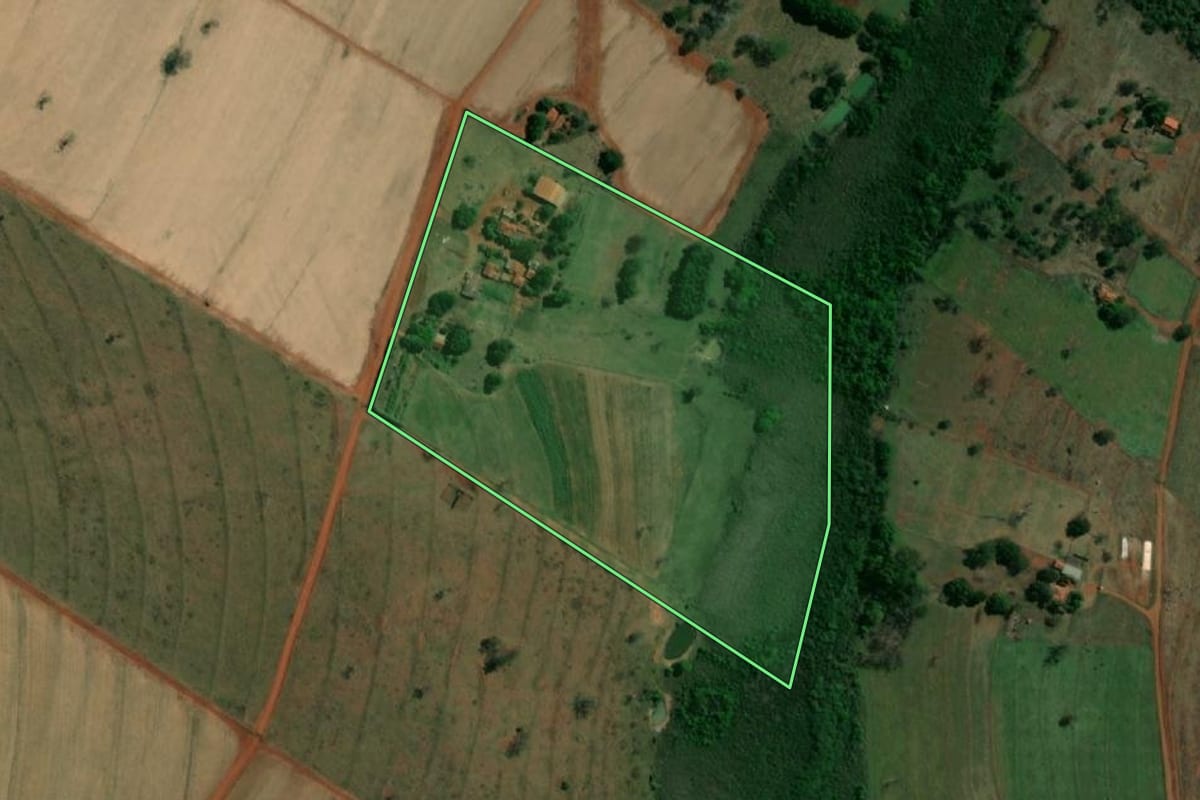 Imagem de satélite do imóvel rural em Ouroeste (SP), com o contorno declarado no CAR desenhado por cima.