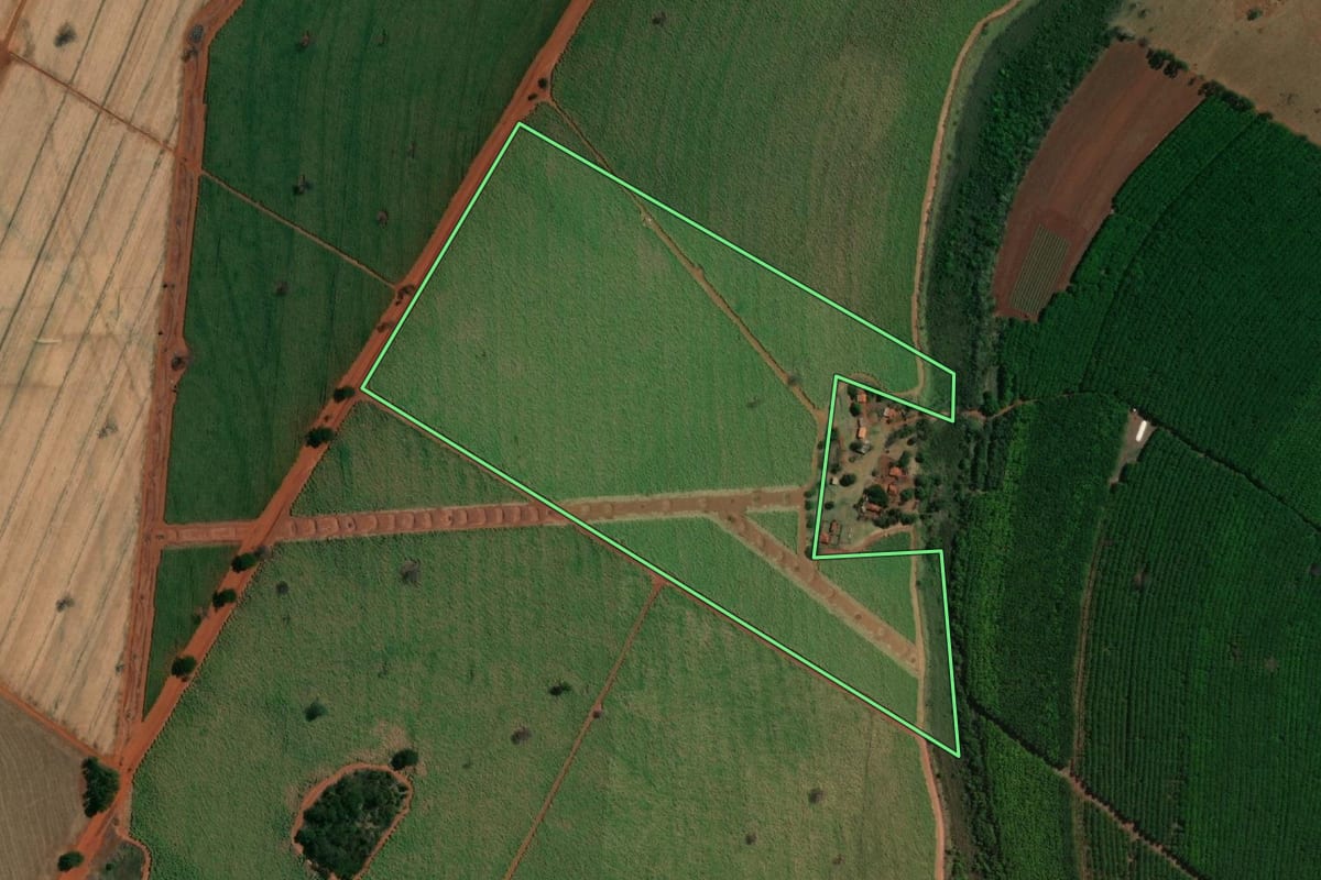 Imagem de satélite do imóvel rural em Ouroeste (SP), com o contorno declarado no CAR desenhado por cima.