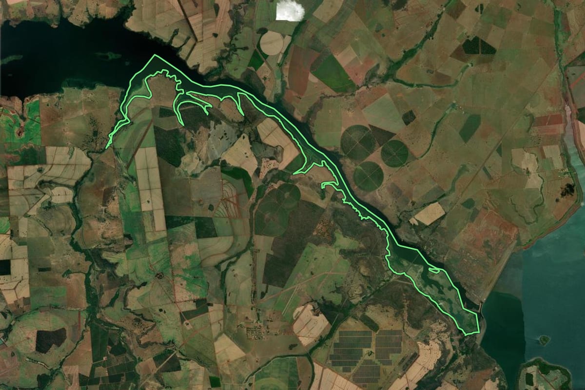 Imagem de satélite do imóvel rural em Ouroeste (SP), com o contorno declarado no CAR desenhado por cima.