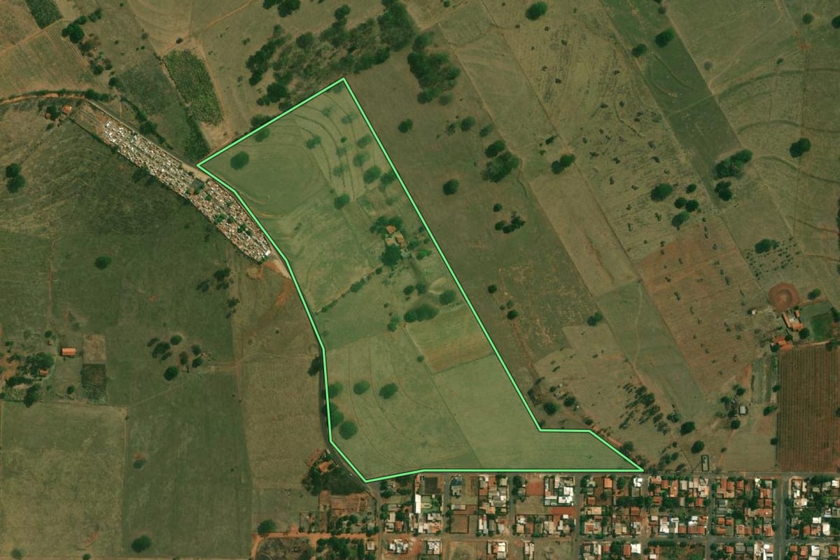 Imagem de satélite do imóvel rural em Ouro Verde (SP), com o contorno declarado no CAR desenhado por cima.