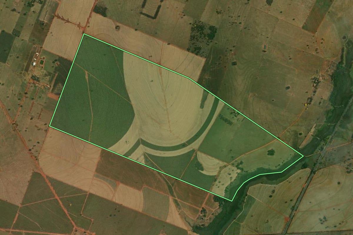 Imagem de satélite do imóvel rural em Ouro Verde (SP), com o contorno declarado no CAR desenhado por cima.