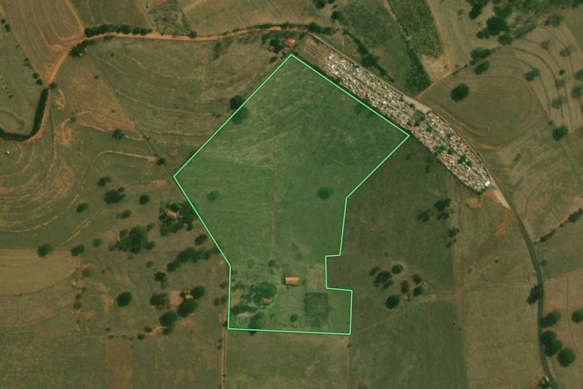 Imagem de satélite do imóvel rural em Ouro Verde (SP), com o contorno declarado no CAR desenhado por cima.
