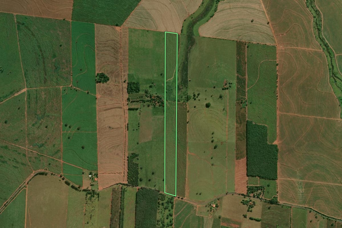 Imagem de satélite do imóvel rural em Ouro Verde (SP), com o contorno declarado no CAR desenhado por cima.