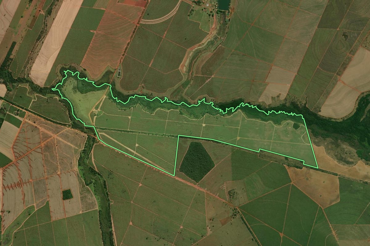 Imagem de satélite do imóvel rural em Ouro Verde (SP), com o contorno declarado no CAR desenhado por cima.