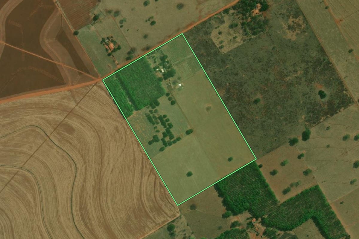 Imagem de satélite do imóvel rural em Ouro Verde (SP), com o contorno declarado no CAR desenhado por cima.