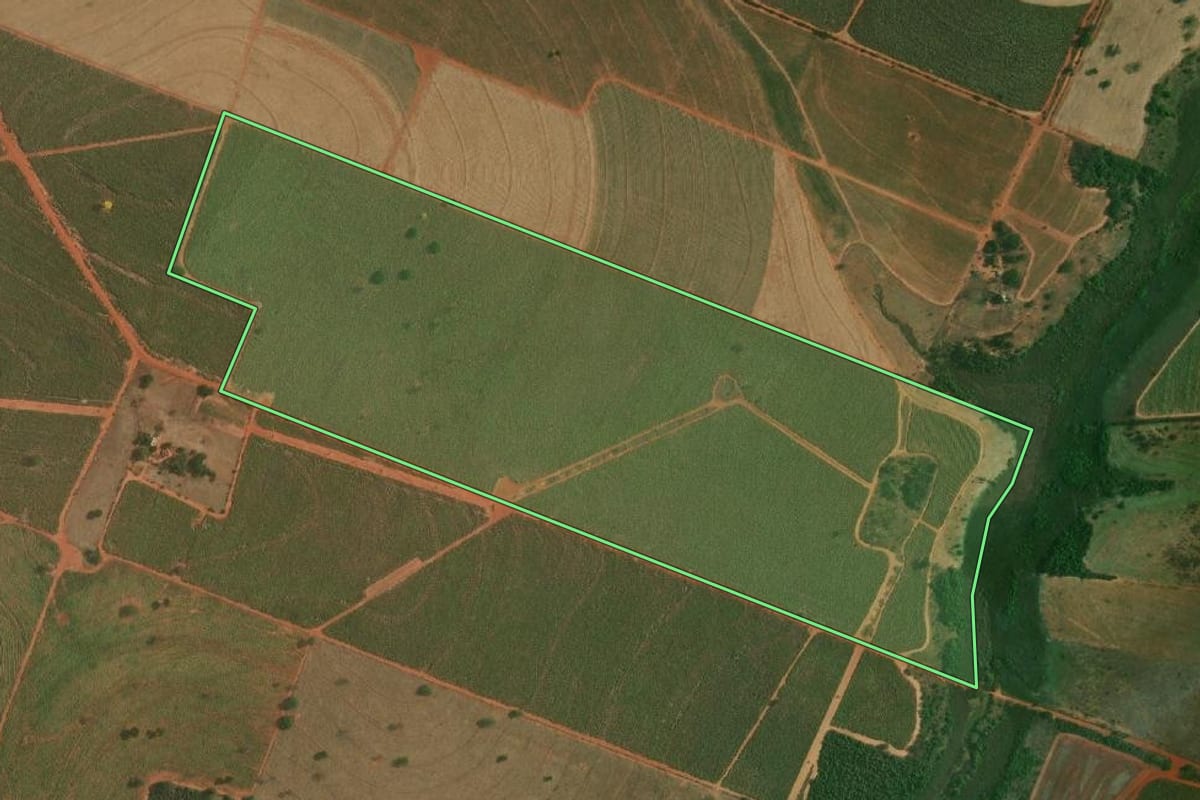 Imagem de satélite do imóvel rural em Ouro Verde (SP), com o contorno declarado no CAR desenhado por cima.