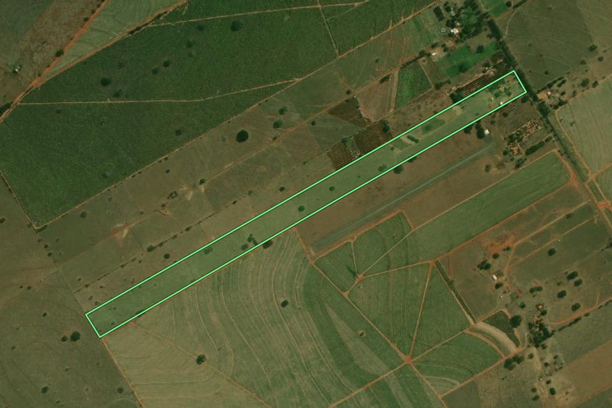 Imagem de satélite do imóvel rural em Ouro Verde (SP), com o contorno declarado no CAR desenhado por cima.
