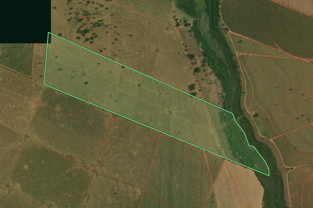 Imagem de satélite do imóvel rural em Ouro Verde (SP), com o contorno declarado no CAR desenhado por cima.