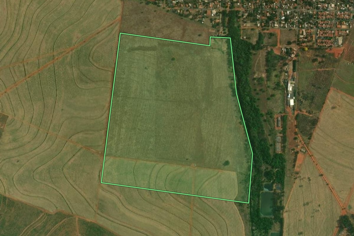 Imagem de satélite do imóvel rural em Ouro Verde (SP), com o contorno declarado no CAR desenhado por cima.