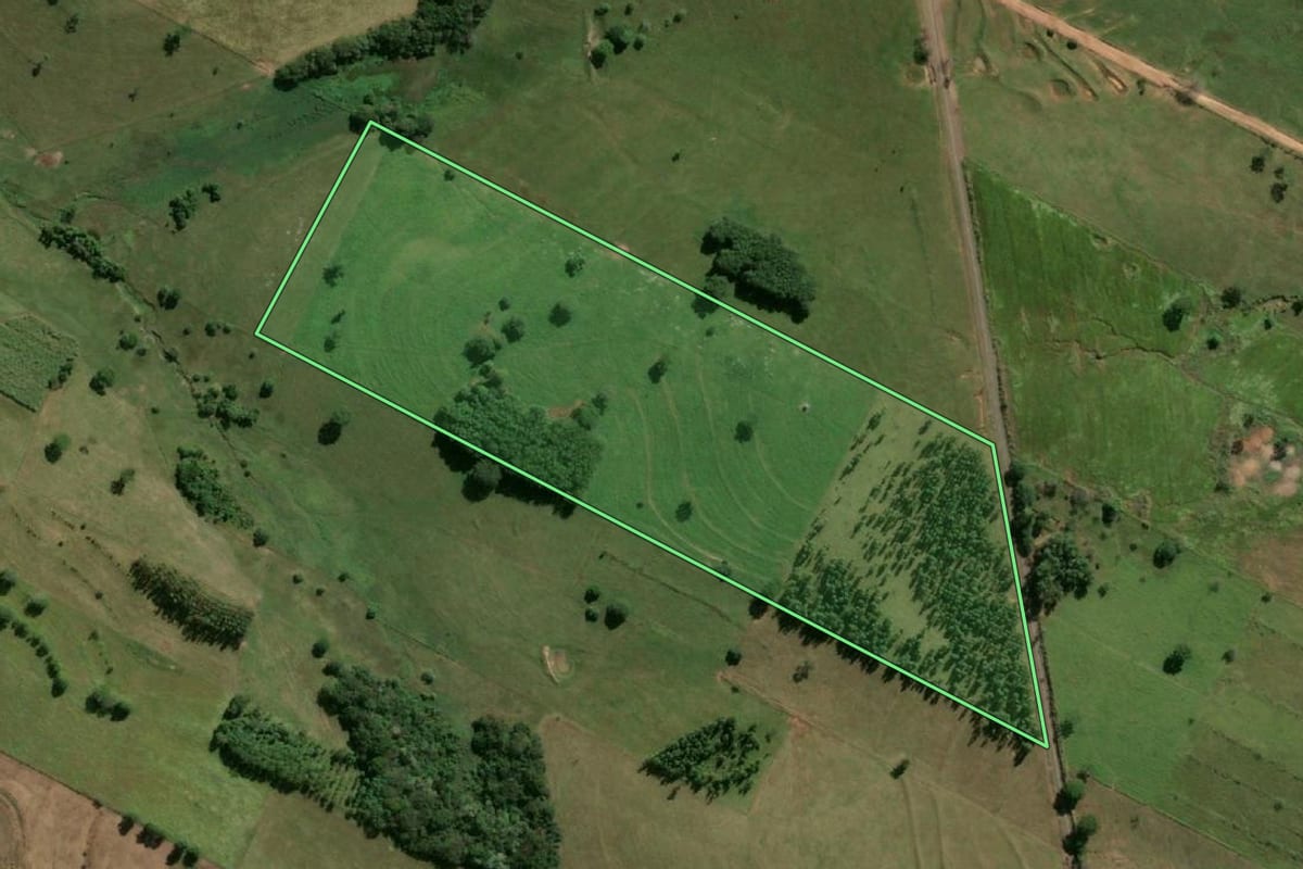 Imagem de satélite do imóvel rural em Pacaembu (SP), com o contorno declarado no CAR desenhado por cima.