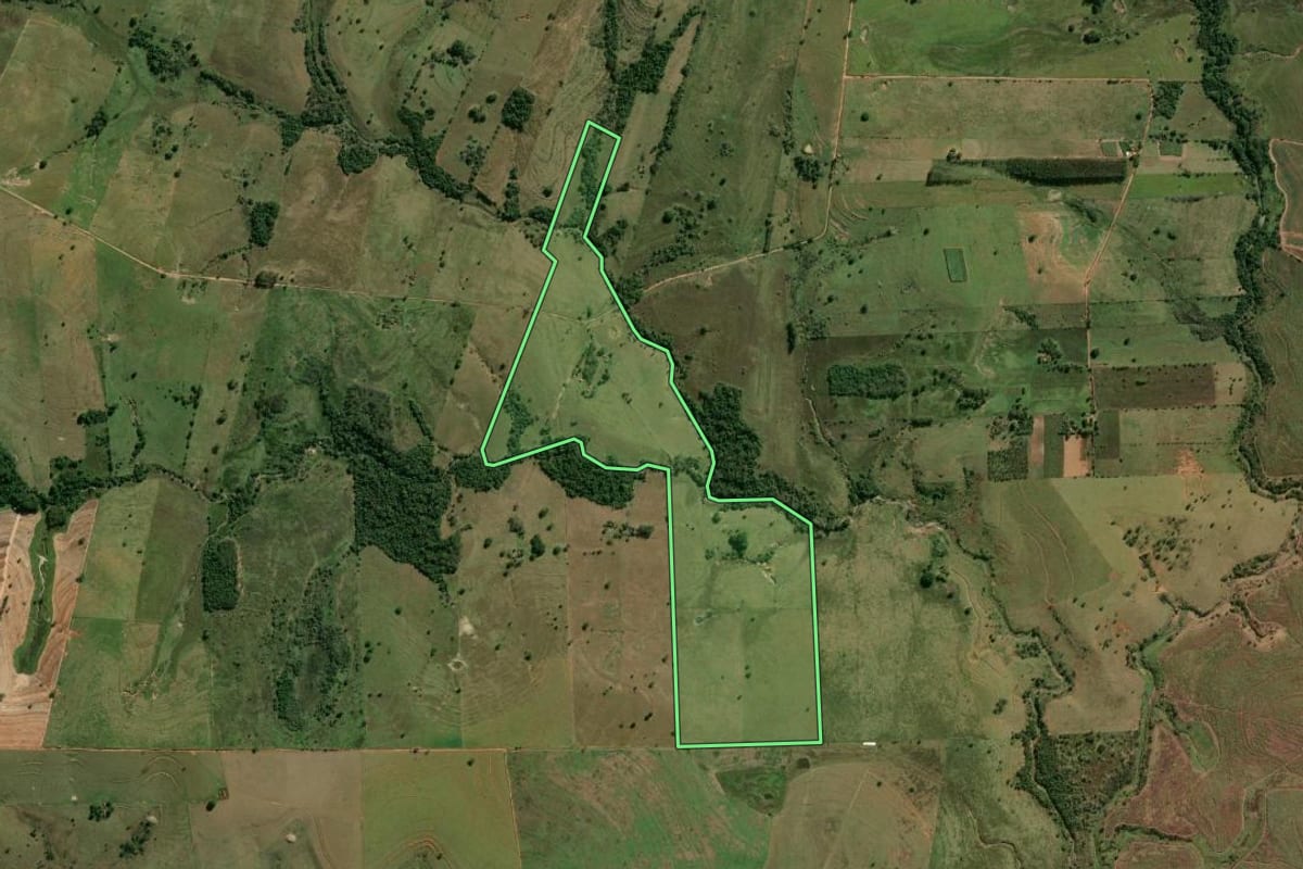 Imagem de satélite do imóvel rural em Pacaembu (SP), com o contorno declarado no CAR desenhado por cima.